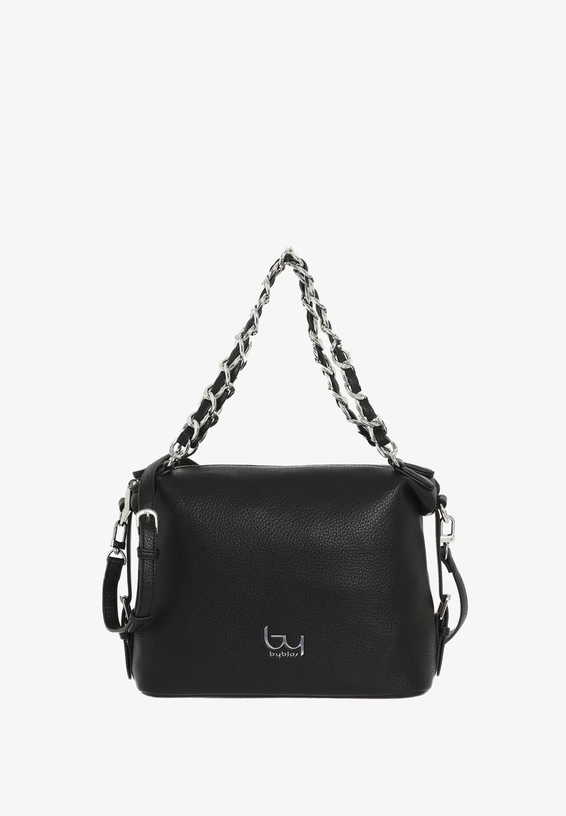 Borsa a mano nera in pelle con tracolla in catena argentata. Forma rettangolare, superficie texturizzata, con logo sul davanti. Tracolla regolabile.