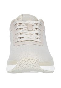 Ljust beige atletisk sko med en ventilerande mesh-övre, texturerade detaljer och en gummisula med ett geometriskt mönster.