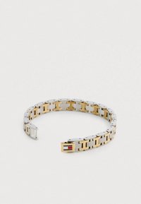 Brățară metalică cu zale alternante argintii și aurii, formă rectangulară, suprafață netedă, prevăzută cu o închizătoare cu accente roșii și albastre.