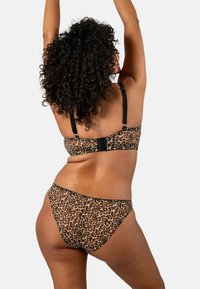 Leopardprint lingerieset van zachte stof, met zwarte verstelbare bandjes, een haak-en-oogsluiting en gladde randen voor comfort.