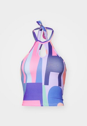 Top de halter colorido con patrones geométricos abstractos en morado, rosa y azul, con un detalle de ojal y una textura suave.