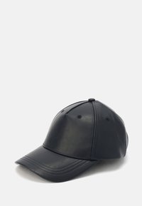 Casquette de baseball en cuir noir avec une visière arrondie, design structuré, détails cousus et trous de ventilation sur les côtés.