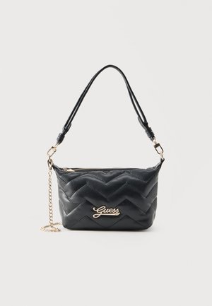 Sac d'épaule matelassé noir avec détail chaîne dorée et logo "Guess" doré sur le devant, montrant une fermeture éclair supérieure et une bandoulière réglable.