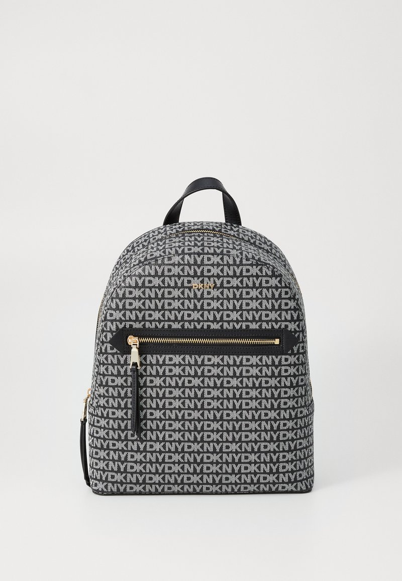 Mochila preta e cinza com padrão, com impressão de logótipos por toda a parte, apresentando um bolso frontal com fecho, alça superior e detalhes em tom dourado.