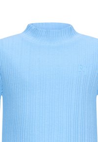 Maglione alto a collo di pelliccia azzurro chiaro a coste con un sottile logo sul petto. Il tessuto appare morbido e testurizzato.