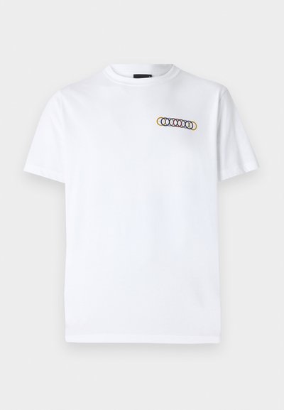 Hvit bomulls t-skjorte med rund hals, korte ermer og et flerfarget sirkulært mønster brodert på brystet.