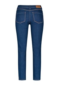 Granatowe dżinsy o prostych nogawkach widziane od tyłu, z dwoma tylnymi kieszeniami i brązową skórzaną naszywką marki na pasku.