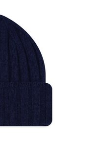 Granatowa dziana czapka z prążkowanym wzorem. Miękka tekstura, zaokrąglony szczyt oraz szeroki mankiet zapewniający ciepło i komfort.