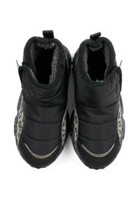 Czarne zimowe buty z pikowanym materiałem, bocznymi panelami w panterkę oraz podszyciem z polaru, widziane z góry na białym tle.