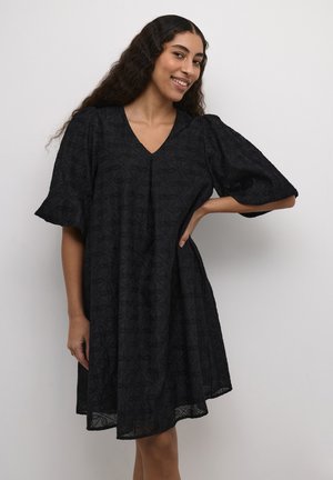 Schwarzes kurzes Kleid mit V-Ausschnitt, puffärmeligen Ärmeln, strukturiertem Stoff mit einem durchgehenden Musterdesign. Lockere Passform, knielanger Saum.