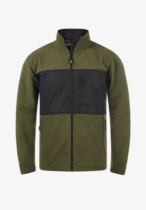 Fleece jack in olijfgroen met een zwart nylonen borstpaneel, volledige rits en een ritszak aan de linkerkant.