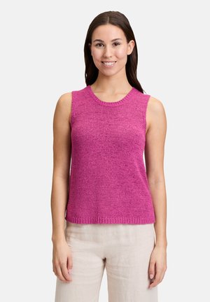 Ärmelloses pinkes Strickoberteil mit Rundhalsausschnitt und strukturiertem Finish, kombiniert mit hellen Leinenhosen. Einfacher, lässiger Stil.