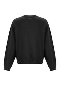 Sudadera negra con un acabado texturizado, cuello y puños acanalados, y un sutil detalle de logo dorado en la parte posterior del cuello.