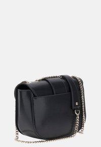 Bolso cruzado de cuero negro con forma redondeada, que cuenta con una correa de cadena, bolsillo frontal y detalles de costura horizontales.
