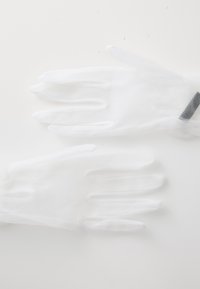 Gants en tulle blancs en tissu fin et léger ; design sans doigts ; texture lisse avec une finition simple.