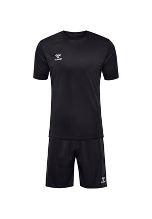 Zwart voetbaluniform gemaakt van ademend materiaal, bestaande uit een T-shirt met korte mouwen en shorts, beide met een subtiele glans en witte logo-accenten.