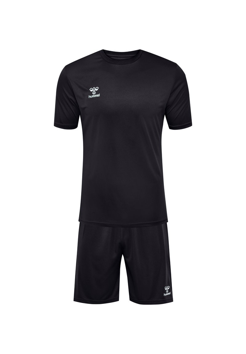 Sort fodbolduniform lavet af åndbart stof, bestående af en kortærmet skjorte og shorts, begge med en diskret glans og hvide logo detaljer.