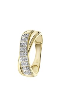 Gouden ring met een draaiende ontwerp, voorzien van een kannelvormige rij heldere, rechthoekige edelstenen aan één kant. Glad, gepolijst afwerking.