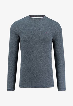 Sweter z długim rękawem, z okrągłym dekoltem, ciemnoszary melanżowy, dziany, z małym czerwonobiałoniebieskim logo na lewej piersi.