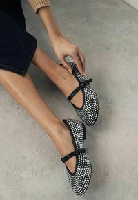 Next WIDE FIT FOREVER COMFORT JEWEL MARY JANE - Pahkluurihmadega baleriinad - black