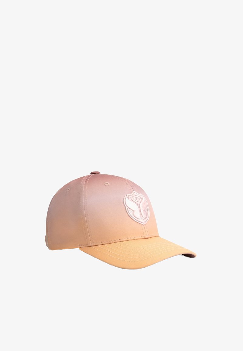 Casquette de baseball avec une finition en faux cuir lisse de couleur beige, arborant un logo embossé à l'avant et une visière courbée.