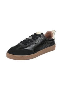Sneaker nera con pelle lucida screpolata, dettagli in suede e suola in gomma con bordi testurizzati. Fodera interna di colore chiaro.