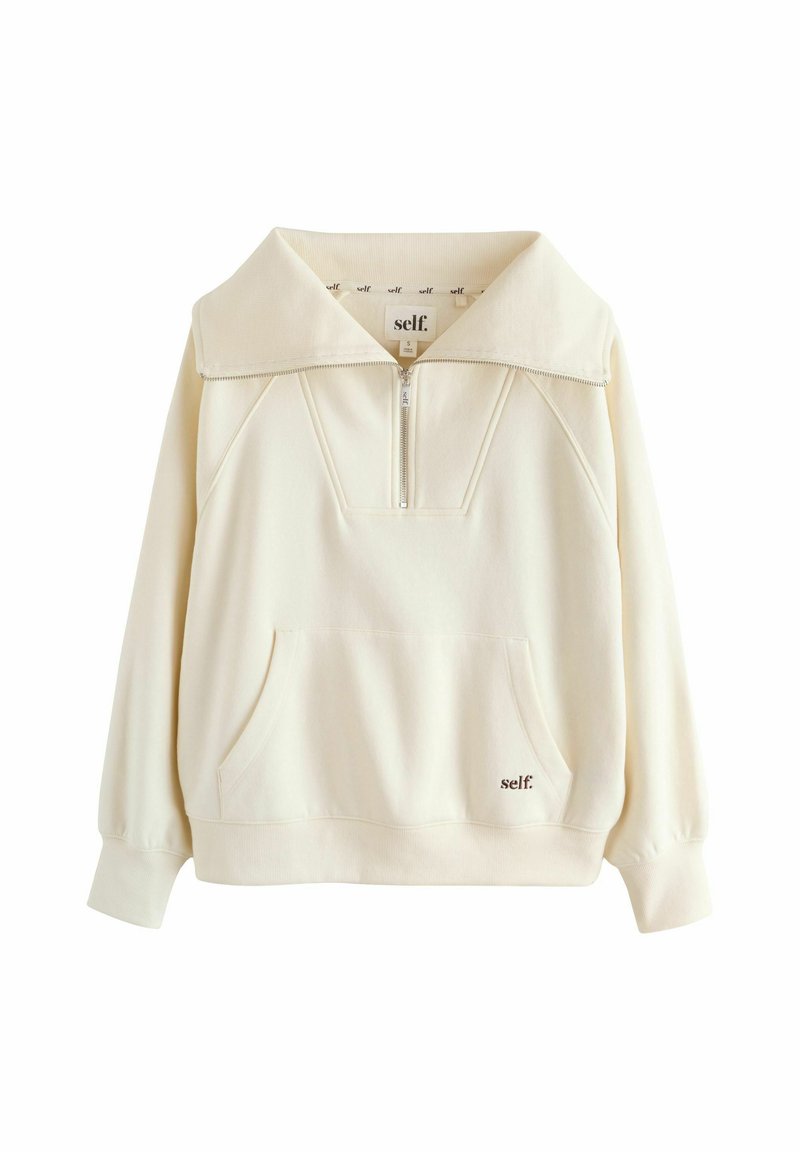 Maglione color crema con collo largo, mezza cerniera e tasca frontale. Presenta polsini elastici e un logo discreto sul lato inferiore.