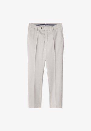 Lichtgrijze chino's met een rechte snit, voorplooien en een knoopsluiting. Gemaakt van stof met een gladde textuur. Geen zichtbare patronen.