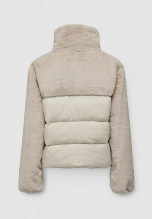 Veste rembourrée beige et crème, avec une partie supérieure pelucheuse et un col montant, et une section inférieure matelassée. Texture douce avec des manches longues.