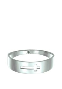 Silverring med en slät ring som har ett utskuret korsmönster. Märkt med "585" för guldinnehåll och en tillverkningsstämpel inuti.
