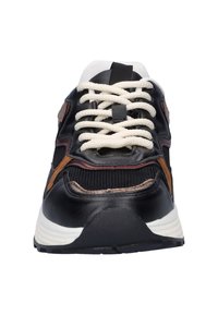 Zwarte sneaker met witte veters, gemaakt van leer en mesh materialen, met bruine en bordeauxrode accenten, een ronde neus en een geprofileerde rubberen zool.