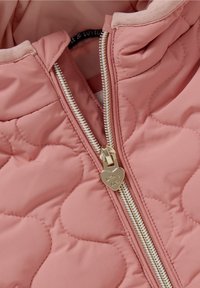 Růžová prošívaná bunda s šitím ve tvaru srdce a zlatým zipem ve tvaru srdce s vyrytým nápisem "Little & loved."