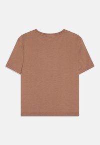 Καφέ κοντομάνικο μπλουζάκι φτιαγμένο από βαμβάκι, με στρογγυλή λαιμόκοψη και άνετη εφαρμογή. Λείος υφασμάτινος ιστός με καθαρές άκρες και ελάχιστες ραφές.