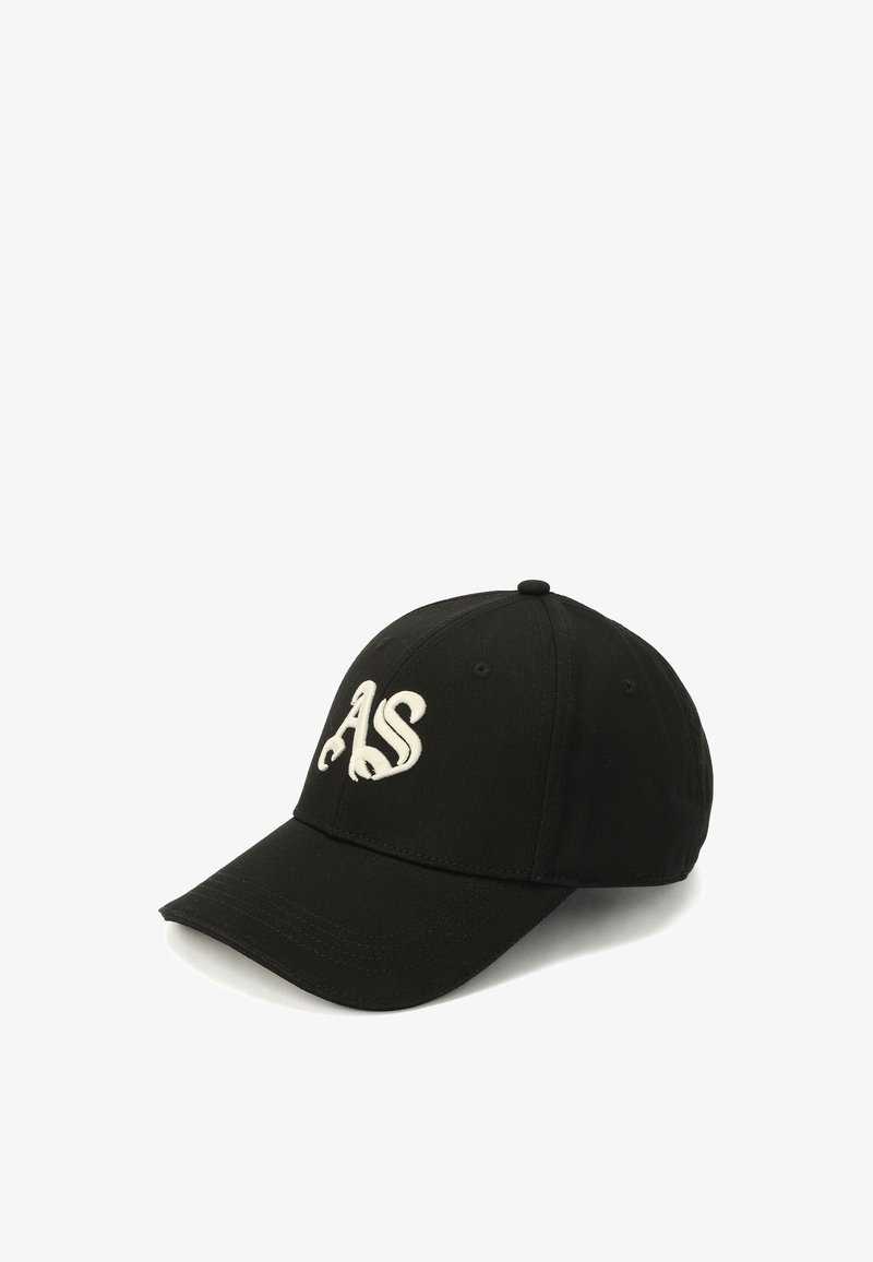 Casquette de baseball noire avec logo "AS" stylisé en blanc brodé sur le devant, visière courbée et œillets de ventilation sur les panneaux.