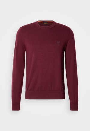 Bordový sveter s okrúhlym výstrihom z hladkej pleteniny, so žebrovanými manžetami a lemom, s malou nášivkou s logom na hrudi.