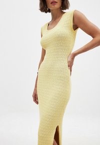 NA-KD CAP SLEEVE - Stickad klänning - yellow