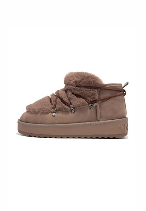 Bottines en suède marron avec doublure en fourrure, un bout rond et des lacets flexibles maintenus par des œillets en métal. Semelle en caoutchouc texturée avec adhérence.