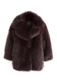 Manteau en fausse fourrure bordeaux avec un grand col, une texture douce et des manches courtes. Présente une coupe décontractée et une étiquette à l'intérieur.