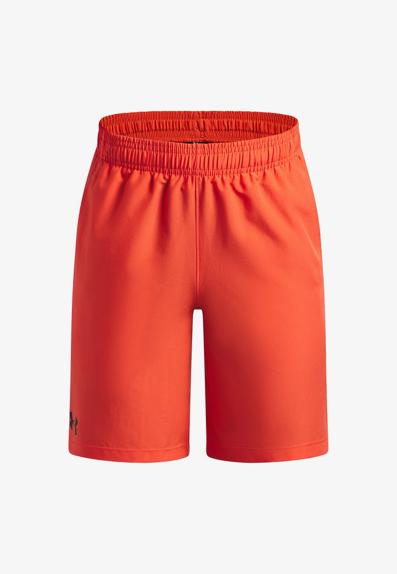 Shorts de sport orange avec une ceinture élastique, une texture lisse et un logo noir en accent sur le côté inférieur gauche.