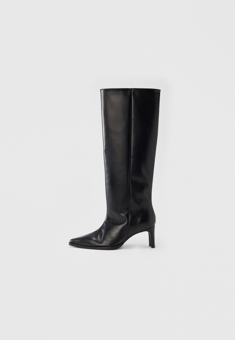 Bottes noires montantes en cuir lisse, avec un bout pointu et un talon fin, une tige ajustée et un design minimaliste.