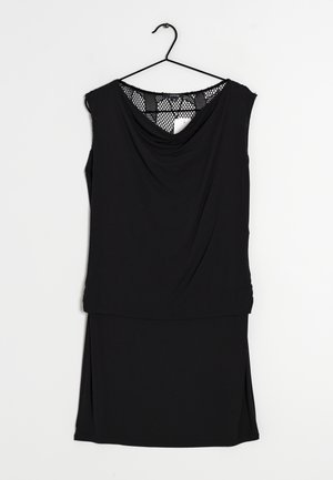 Ærmeløs sort kjole med draperet halsudskæring og mesh-detalje på ryggen, hængende på en sort bøjle mod en hvid baggrund.