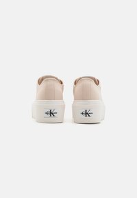 Calvin Klein Jeans FLATFORM CUPSOLE  - Joggesko - whisper pink/bright white