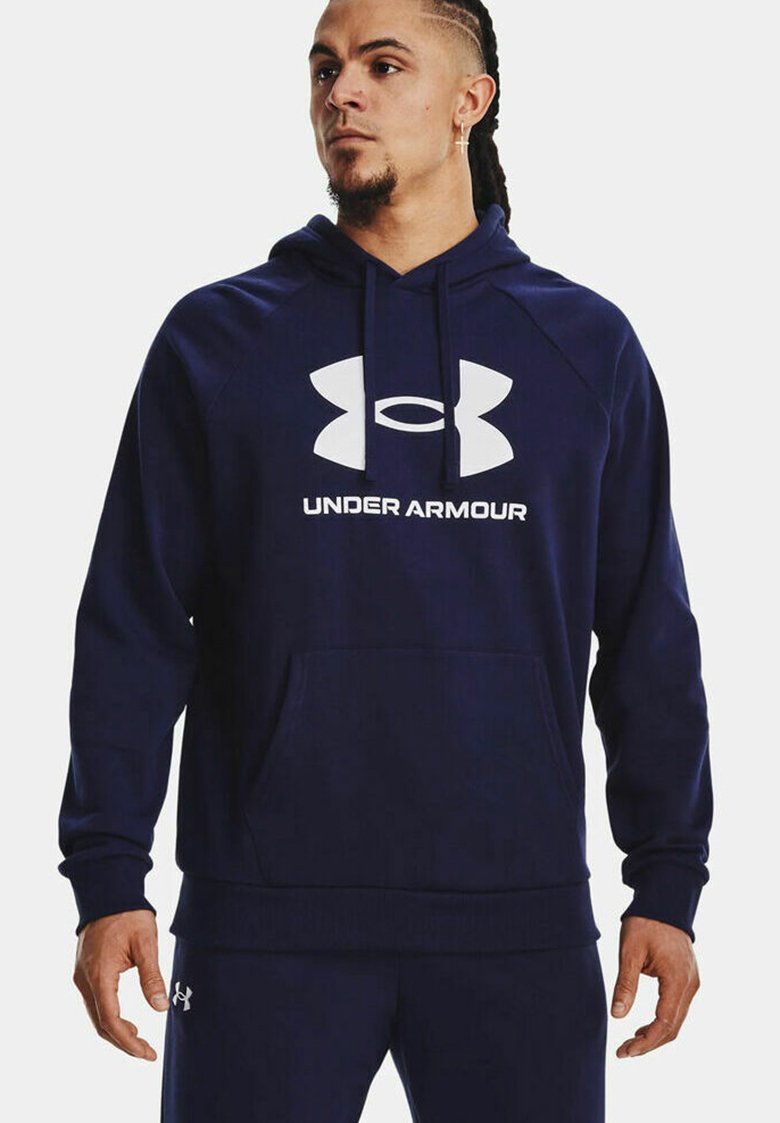 Felpa con cappuccio blu navy in pile, dotata di una tasca frontale e grande logo Under Armour bianco sul petto.