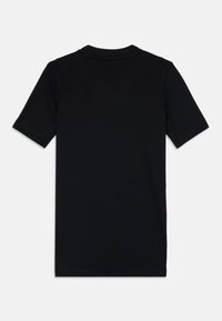 Camiseta negra de manga corta con cuello redondo, hecha de una tela suave. Diseño sencillo, sin patrones ni acentos. Vista trasera.