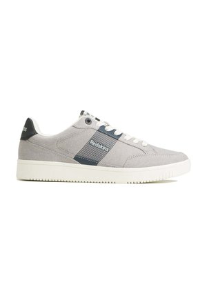Baskets grises avec une tige en tissu, semelle en caoutchouc blanc, accents marine et branding rayé sur le côté. Fermeture à lacets avec œillets.