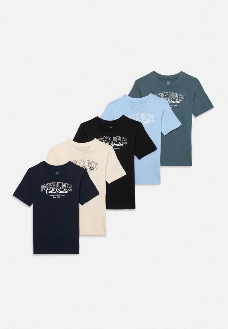 Sada šiestich tričiek s okrúhlym výstrihom v námorníckej modrej, béžovej, čiernej, svetlo modrej a tmavoozratej farbe. Každé tričko má na prednej strane potlačené logo.