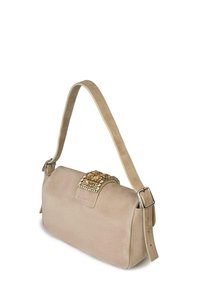 Borsa in camoscio beige dalla forma rettangolare strutturata. Presenta una chiusura decorata in metallo color oro e una singola tracolla regolabile.