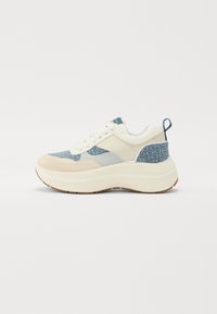 Baskets avec une semelle blanche épaisse, tige en cuir crème et en denim bleu. Présentent un accent en tissu à motif à côté du talon et une languette à l'arrière.