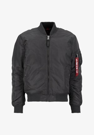 Schwarze Bomberjacke mit Reißverschluss vorne, gerippten Bündchen und Kragen. Mit einer Seitentasche und einem roten Etikett am Ärmel. Hergestellt aus glänzendem Material.