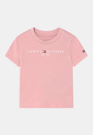 T-shirt rose pour tout-petit à manches courtes, logo à l'avant avec l'inscription "Tommy Hilfiger EST. 1985," et un petit logo sur la manche gauche.